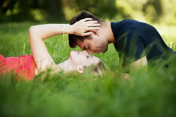 sentiment d’amour entre deux âmes sœurs karmiques